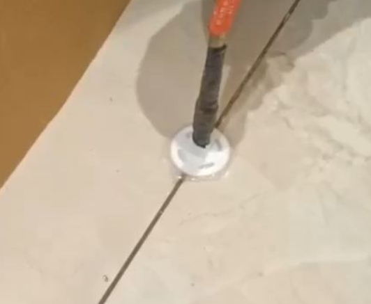 金昌市瓷砖空鼓维修公司专业解答瓷砖在铺贴过程中，如果没有涂抹均匀到位的粘结材料（如水泥砂浆或瓷砖胶），可能会导致以下问题